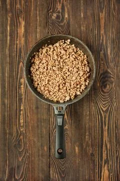 Cooked ground meat in a skillet on a rustic wooden table ready for a delici.. Foto stock