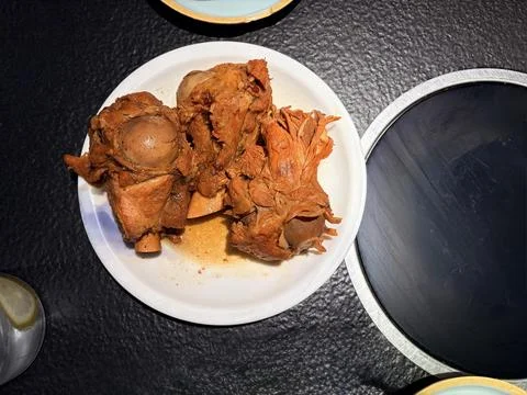 Cooked Meat Bones on White Plate Close Up Foto stock