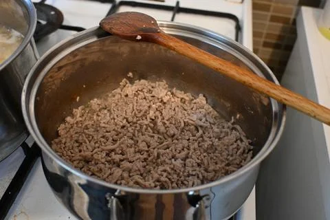 Cooked minced meat in a pot Stockfoto's