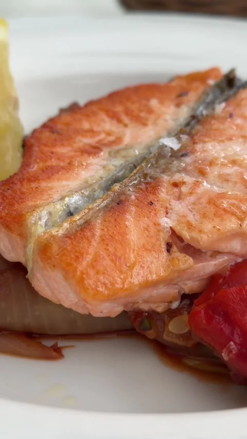 Cooked salmon fillet with vegetables Vidéo 340479188