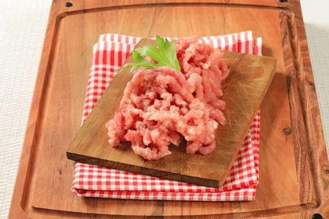 Cooked shrimp on baking tray with checkered cloth Foto stock