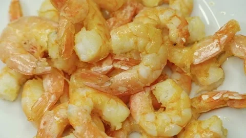 Cooked shrimp falling on plate, slow motion Video stock 150416512