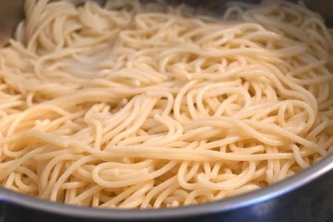 Cooked spaghetti in a metal pot Stockfoto's