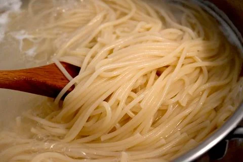 Cooked spaghetti in a pot Stockfoto's