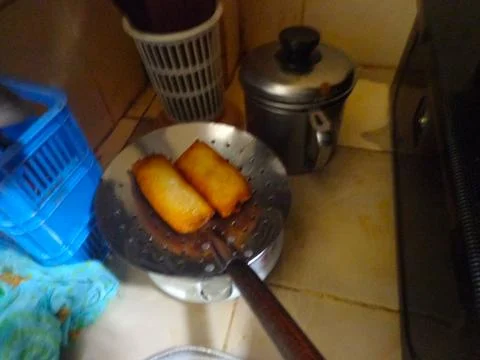 The cooked spring rolls are placed on a crisper tray Stock-Fotos