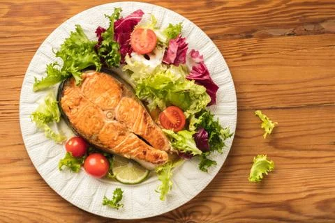 Cooked steak salmon with vegetables Foto stock