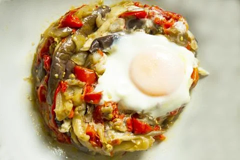 Cooked vegetables with poached egg Foto stock
