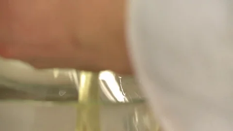 Cooker separaiting egg white from yolk Видео 73605692