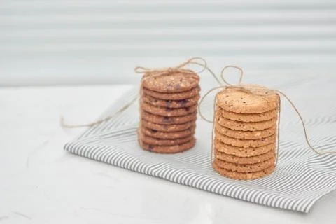 Cookie are stack and tied with twine. Delicious cookies on napkin background. Foto stock