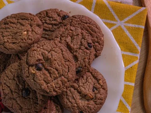 Cookie chocolate chip on white disc for food concept Фото