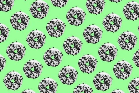 Cookie donut pattern on green background Pattern made with black and white... Foto stock