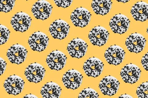 Cookie donut pattern on yellow background Pattern made with black and whit... Foto stock