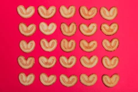 A cookie in the form of a heart lined up Foto stock