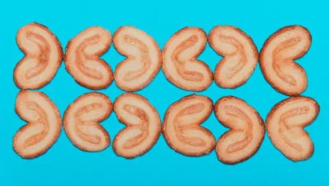 A cookie in the form of a heart lined up Stock Photos