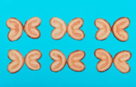 A cookie in the form of a heart lined up Foto stock