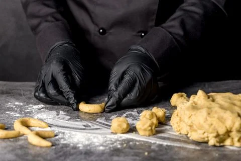 Cookie Making Process. The confectioner forms shortbread cookies Foto stock