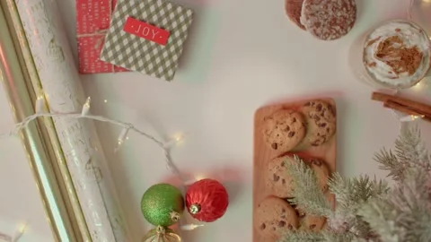 Cookie platter sliding into frame, christmas season, festivities 库存影片 220755785