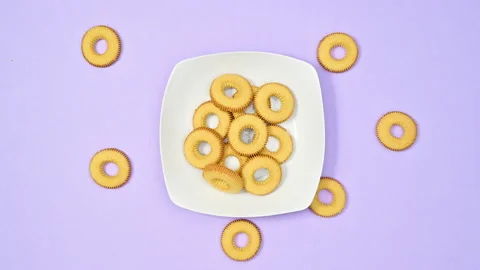 Cookies biscuits appear in white ceramic plate on purple theme. Stop motion 動画素材 169300612