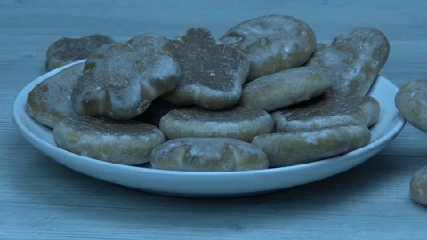 Cookies fall on the plate 스톡 동영상 80633688