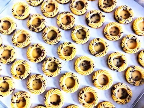Cookies Making Process, before the baking stage, the cookies is neatly arra.. 스톡 사진