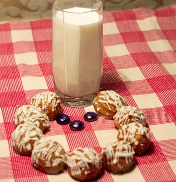 Cookies with milk, on a beautiful tablecloth, Stock Photos