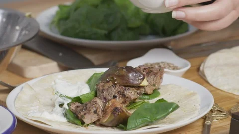 Cooking: Adding Yoghurt To A Plate With Meat, Tortilla Wrap and Lettuce Salad Vídeos de archivo 118573053
