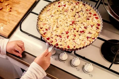 Cooking and baking cherry pie with almond slices Foto stock