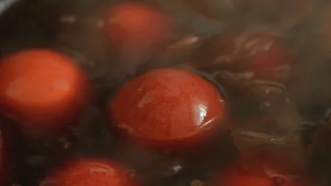 Cooking and mixing Easter eggs in onion husks. Stock Footage 74150364