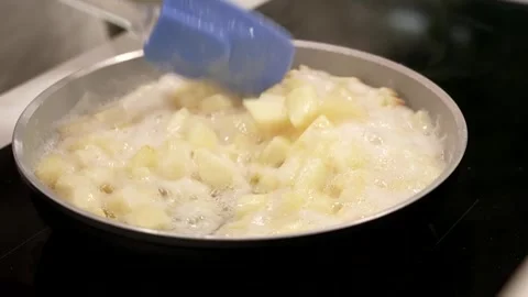 Cooking apples in a pan Video stock 269980439