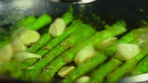 Cooking aspargus in frying pan 库存影片 155121889