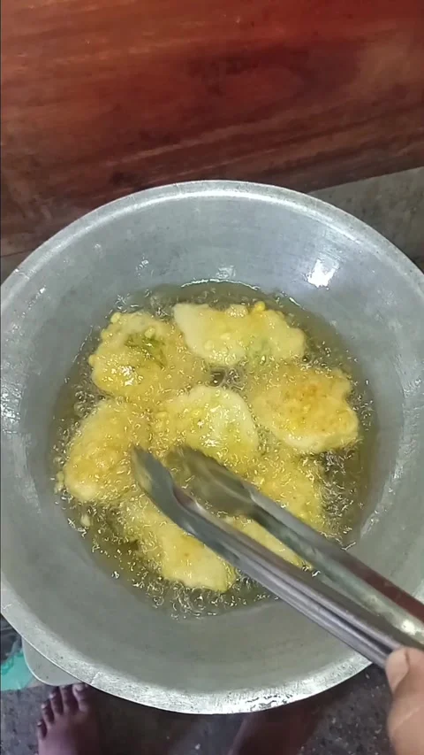 Cooking Authentic Asian Corn Cakes in Rural Village Kitchen Vídeo Stock 332551641