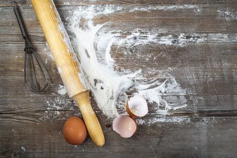 Cooking background Eggs, eggshells, flour and rolling pin on wooden backgr... Foto stock