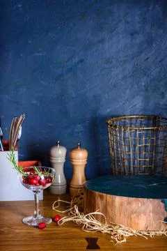 Cooking background, empty cutting board, pepper and salt. Foto stock