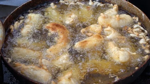 Cooking Bananas : Adding Sugar To Bananas In A Pan Stockbeeldmateriaal 97064289