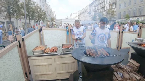 Cooking barbecue on an open fire Vídeo Stock 115855090