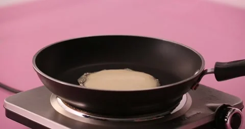 Cooking batter in a pan Stock-Footage 132147942
