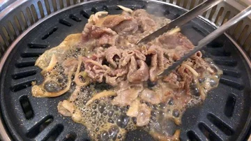 Cooking beef meat on a black grill plate. Stock-Footage 86132907