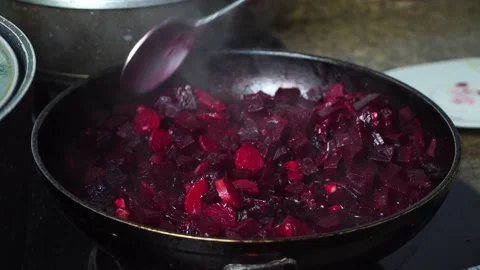 Cooking beetroot in frying pan. Roasting for cooking borscht. Ukrainian cuisine. Vidéo 164323125