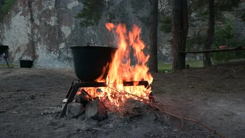 Cooking in big kettle on the fire during hike Vídeo Stock 138461563