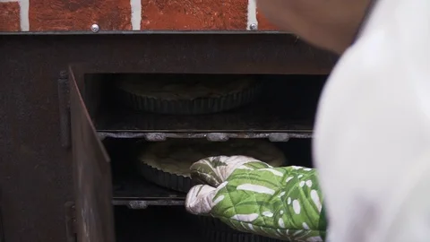 Cooking bread in the oven Video stock 95766257