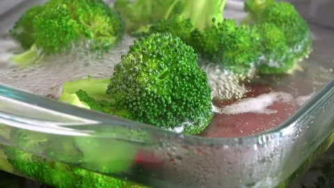 Cooking broccoli on an electric stove Video stock 70333330