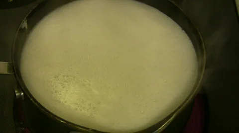 Cooking bubbles overflowing Stock-Footage 516316