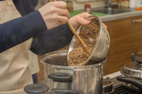 Cooking buckwheat grain Foto stock