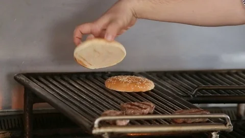 Cooking burger bread on a grill Video stock 74716049
