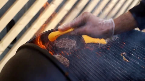 Cooking burger with cheese on open fire close-up in the fresh air Video stock 115576094