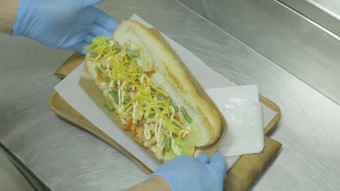 Cooking Burger chef. Video stock 93215668