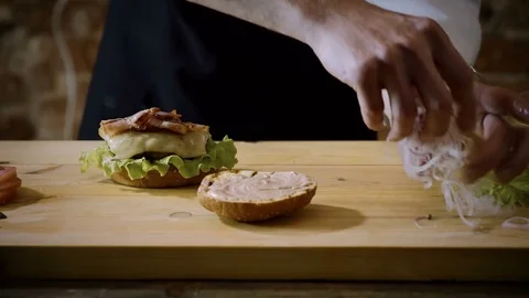 Cooking burger. Chef's hands preparing a tasty hamburger with beef rissole. 4K 库存影片 82360007