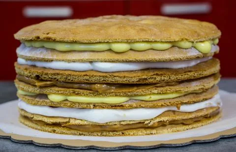 Cooking a cake with cream, two types of cream white and yellow Foto stock