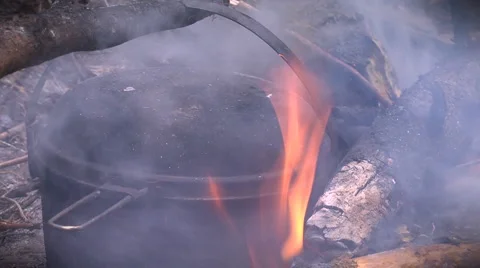 Cooking on campfire Video stock 1101576
