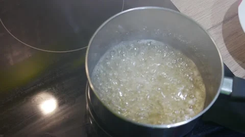 Cooking caramel. Chef preparing caramel in the pan. Boil sugar. The technical 库存影片 57089406